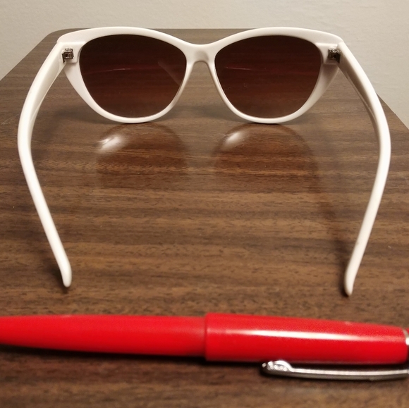White Retro Cat-Eye Sunglasses - Picture 4 of 5